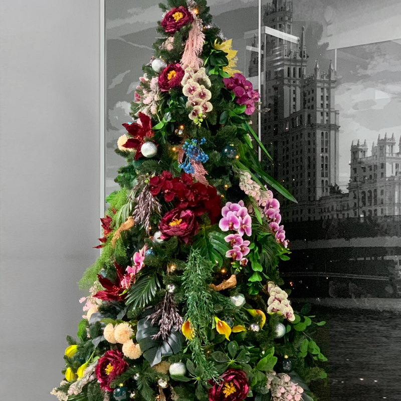 Ель Дизайнерская украшенная тропическими Цветами Christmas tree Tropical Flowers Красный Розовый Зеленый Желтый в Перми | Loft Concept 