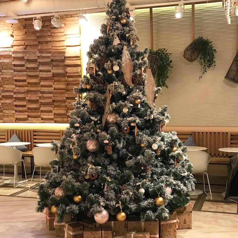 Дизайнерская  Елка с Золотым новогодним декором Christmas Tree Golden Feathers Золотой Зеленый в Перми | Loft Concept 