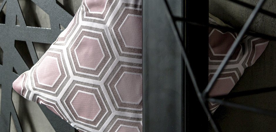 Подушка Hexagon Pink Geometry Подушка Hexagon Pink Geometry - Loft-Concept в Перми
