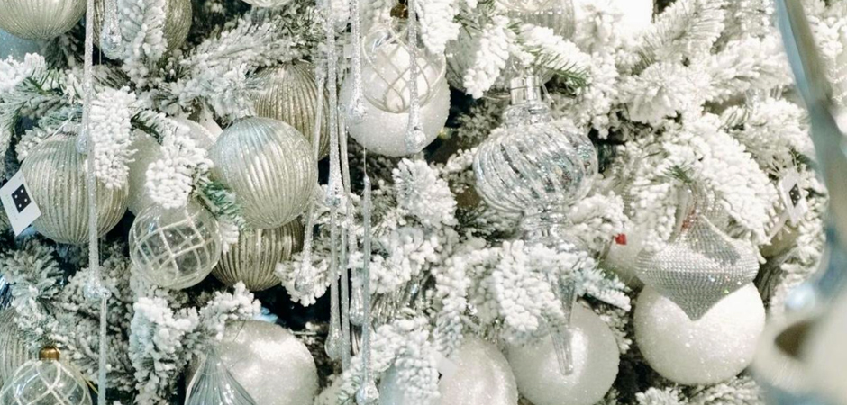 Дизайнерская Елка Заснеженная с Белыми елочными игрушками Christmas Tree White Hoarfrost Дизайнерская Елка Заснеженная с Белыми елочными игрушками Christmas Tree White Hoarfrost - Loft-Concept в Перми