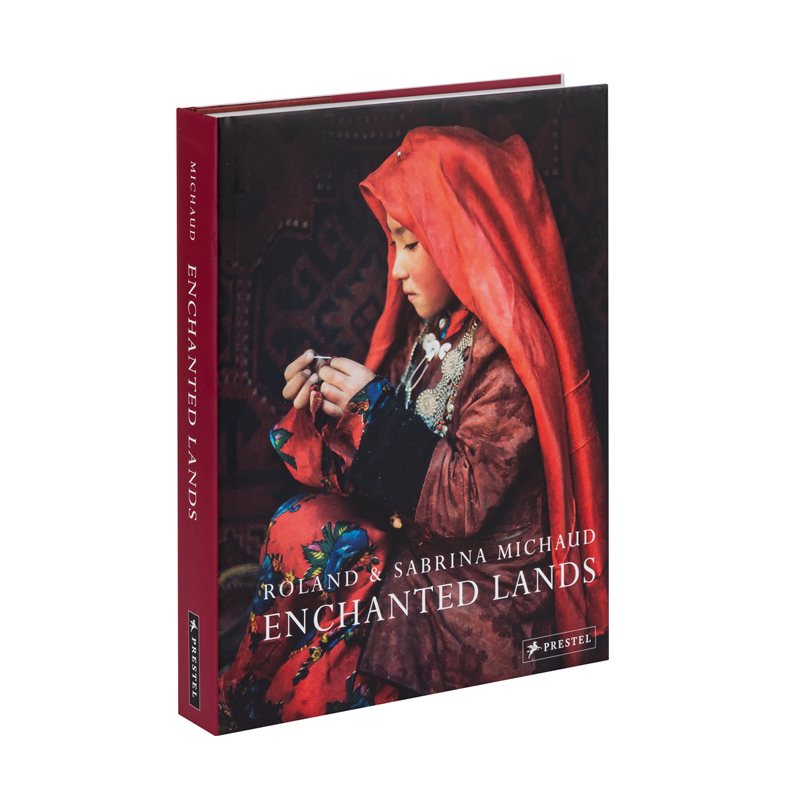 Книга ROLAND & SABRINA MICHAUD: ENCHANTED LANDS  в Перми | Loft Concept 