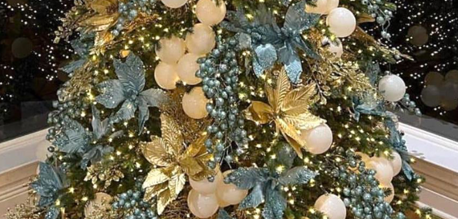 Дизайнерская Елка украшенная Золотыми и Голубыми Цветами Golden and Blue Flowers Дизайнерская Елка украшенная Золотыми и Голубыми Цветами Golden and Blue Flowers - Loft-Concept в Перми