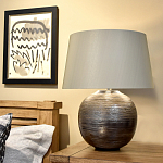 Настольная лампа с круглым фарфоровым основанием ручной работы с покрытием глазурью и белым абажуром из искусственного шелка Elstead Lighting варинант исполнения - 2 | Loft Concept в Перми