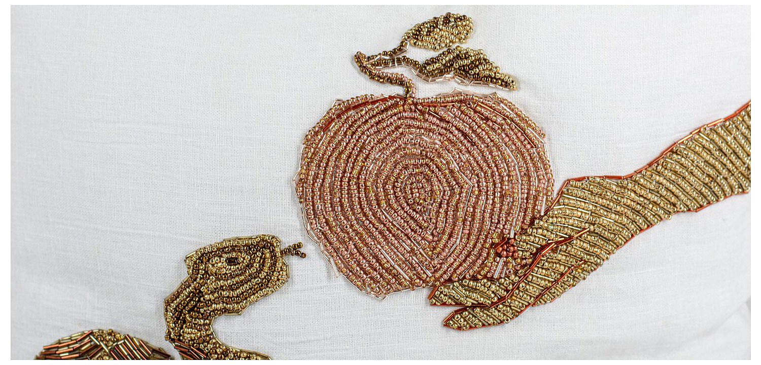 Подушка с вышивкой из бисера Snake with Apple Подушка с вышивкой из бисера Snake with Apple - Loft-Concept в Перми