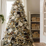 Дизайнерская Елка украшенная шарами в бежевых тонах и декором в виде белых цветов и шишек варинант исполнения - 1 | Loft Concept в Перми