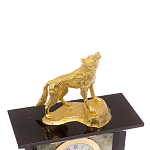 Часы настольные с декором в виде волка из натурального камня Офиокальцит Wolf Stone Clock варинант исполнения - 3 | Loft Concept в Перми