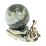 Шар с декором в виде бронзовой ящерицы на подставке из натурального камня Змеевик Natural Stone Spheres 4.5 см варинант исполнения - 2 | Loft Concept в Перми