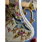 Ваза белого цвета из фарфора с цветочным рисунком и бронзовыми ручками с фигурками птиц Eden Garden porcelain and bronze варинант исполнения - 4 | Loft Concept в Перми