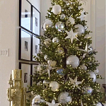 Украшенная Новогодняя Елка с серебряными шарами и звездами варинант исполнения - 1 | Loft Concept в Перми