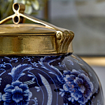 Ваза с насыщенным синим орнаментом и золотой крышкой Blue & White Ornament  варинант исполнения - 3 | Loft Concept в Перми