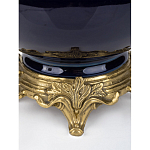 Ваза темно-синяя фарфоровая на бронзовой подставке с ажурным ободком и изогнутыми ручками Eden Garden варинант исполнения - 3 | Loft Concept в Перми