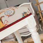 Банкетка одноместная из массива бука бежевая с растительным орнаментом Raffael Beige Floral Banquette варинант исполнения - 2 | Loft Concept в Перми