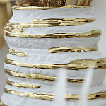 Ваза белая с рельефной поверхностью и золотыми полосами Vase Beehive варинант исполнения - 3 | Loft Concept в Перми