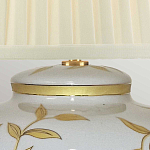 Настольная лампа с фарфоровым основанием бежевого цвета с рисунком и плиссированным абажуром на темной подставке Elstead Lighting варинант исполнения - 8 | Loft Concept в Перми