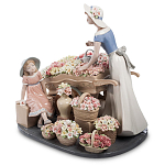 Статуэтка фарфоровая Девушка и маленькая девочка с цветами Charming Statuette варинант исполнения - 1 | Loft Concept в Перми