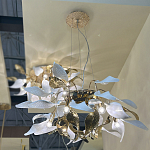 Люстра подвесная с белыми матовыми и золотыми глянцевыми листьями Wintery flovers варинант исполнения - 4 | Loft Concept в Перми