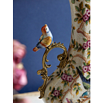 Ваза белого цвета из фарфора с цветочным рисунком и бронзовыми ручками с фигурками птиц Eden Garden porcelain and bronze варинант исполнения - 1 | Loft Concept в Перми