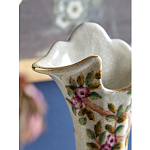 Ваза белого цвета из фарфора с цветочным рисунком и бронзовыми ручками с фигурками птиц Eden Garden porcelain and bronze варинант исполнения - 5 | Loft Concept в Перми