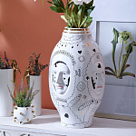 Ваза с декоративными лицами и графическими элементами в виде сердец и символов Faces of Imagination варинант исполнения - 3 | Loft Concept в Перми