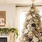 Дизайнерская Елка украшенная шарами в бежевых тонах и декором в виде белых цветов и шишек варинант исполнения - 3 | Loft Concept в Перми