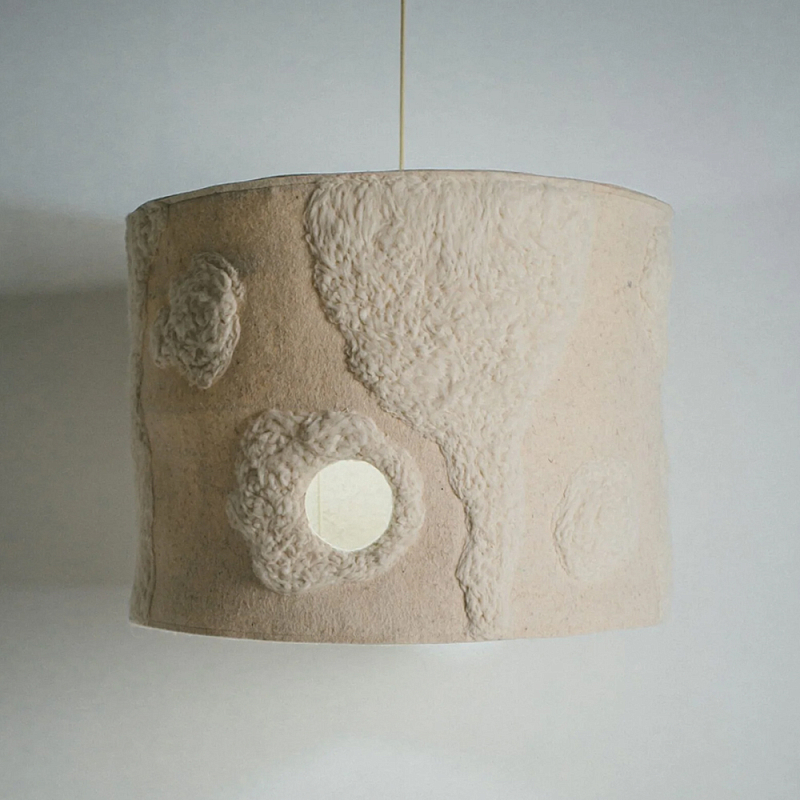 Подвесной светильник из шерсти в технике сухого валяния Dry Felted Wool Lamp Бежевый Подвесной светильник из шерсти в технике сухого валяния Dry Felted Wool Lamp Бежевый в Перми | Loft Concept