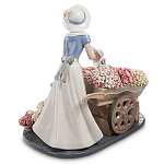 Статуэтка фарфоровая Девушка и маленькая девочка с цветами Charming Statuette варинант исполнения - 3 | Loft Concept в Перми