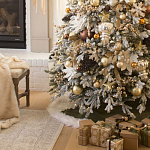 Дизайнерская Елка украшенная шарами в бежевых тонах и декором в виде белых цветов и шишек варинант исполнения - 2 | Loft Concept в Перми