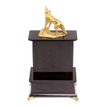 Часы настольные с декором в виде волка из натурального камня Офиокальцит Wolf Stone Clock варинант исполнения - 4 | Loft Concept в Перми