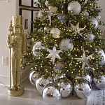 Украшенная Новогодняя Елка с серебряными шарами и звездами варинант исполнения - 2 | Loft Concept в Перми