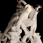 Люстра с тремя фигурами обезьян с лампочками в руках белого цвета Hanging Monkey варинант исполнения - 4 | Loft Concept в Перми