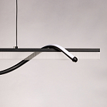 Люстра линейная черного цвета с волнообразным металлическим элементом Luke Lampco Tracer Lamp варинант исполнения - 8 | Loft Concept в Перми