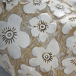 Статуэтка курица с резными белыми цветами на бежевой фактурной поверхности Rustic Chicken варинант исполнения - 2 | Loft Concept в Перми