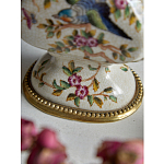 Ваза белого цвета из фарфора с цветочным рисунком и бронзовыми ручками с фигурками птиц Eden Garden porcelain and bronze варинант исполнения - 3 | Loft Concept в Перми