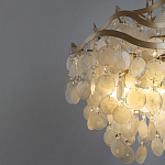 Люстра подвесная с белыми перламутровыми подвесками и изогнутыми золотистыми элементами Диаметр 50 см SHELL Chandelier варинант исполнения - 3 | Loft Concept в Перми