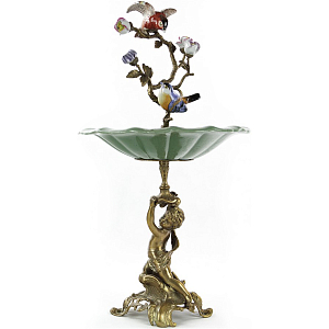 Чаша Putti Holds Cup