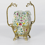 Ваза белого цвета из фарфора с ярким цветочным узором и бронзовыми ручками в виде ветвей Eden Garden porcelain and bronzeм варинант исполнения - 1 | Loft Concept в Перми