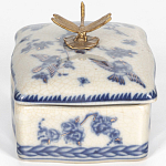 Фарфоровая шкатулка с бронзовой стрекозой Blue and White варинант исполнения - 2 | Loft Concept в Перми