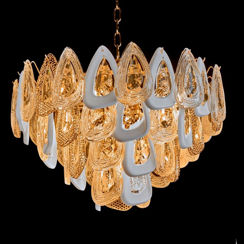 Люстра с многослойными белыми и прозрачными подвесками Character Chandelier Золотой Прозрачный Белый Люстра с многослойными белыми и прозрачными подвесками Character Chandelier Золотой Прозрачный Белый в Перми | Loft Concept